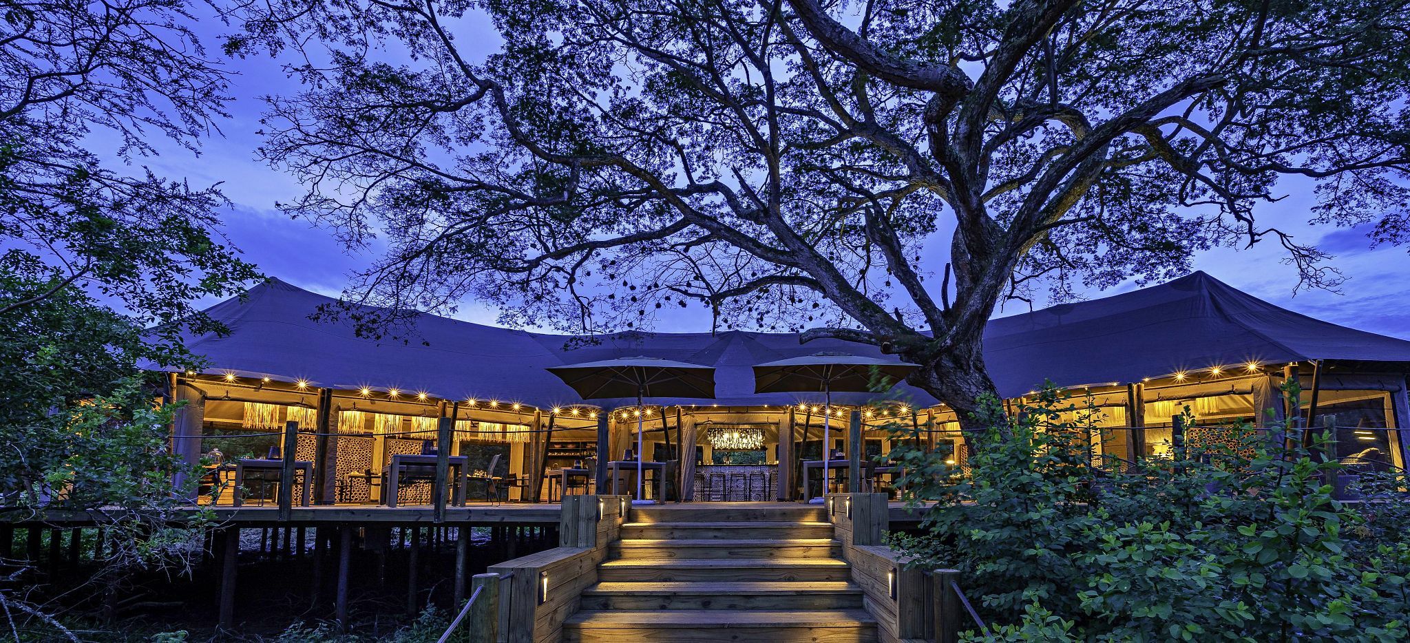 Das Hauptgebäude des Hotels Magashi, in der Ruandischen Wildnis