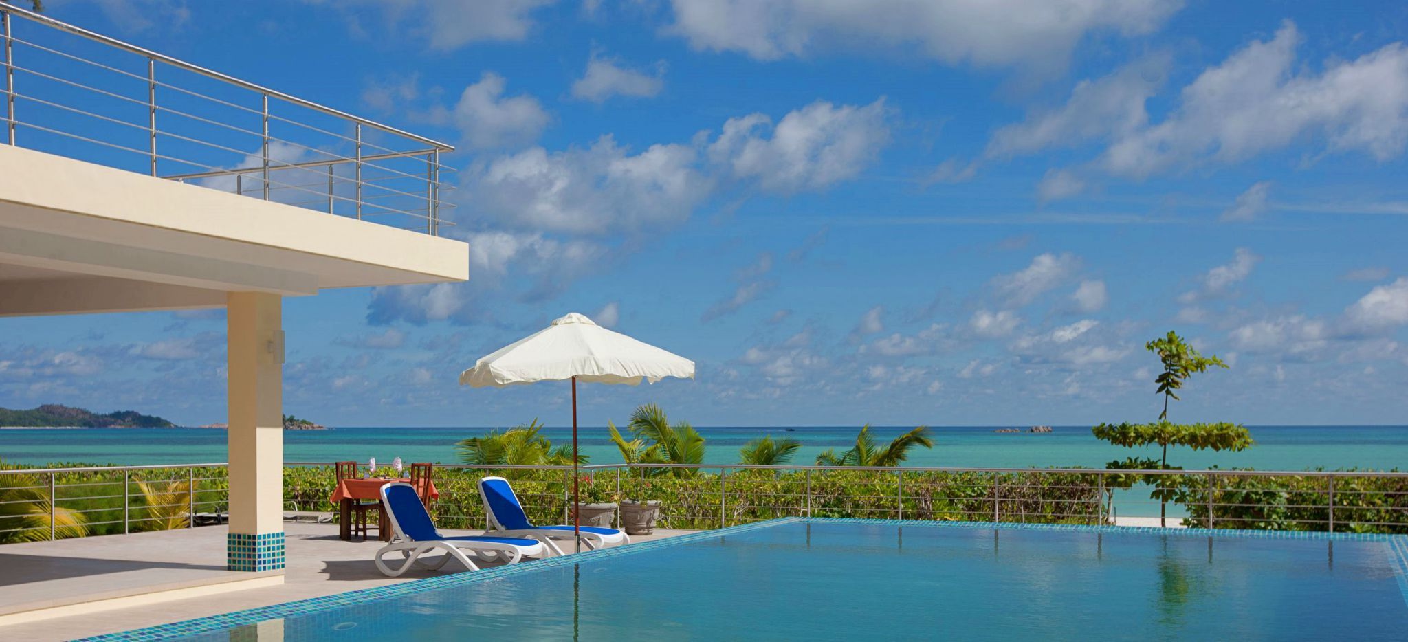 Infinity Pool mit Meerblick im Hotel Acajou
