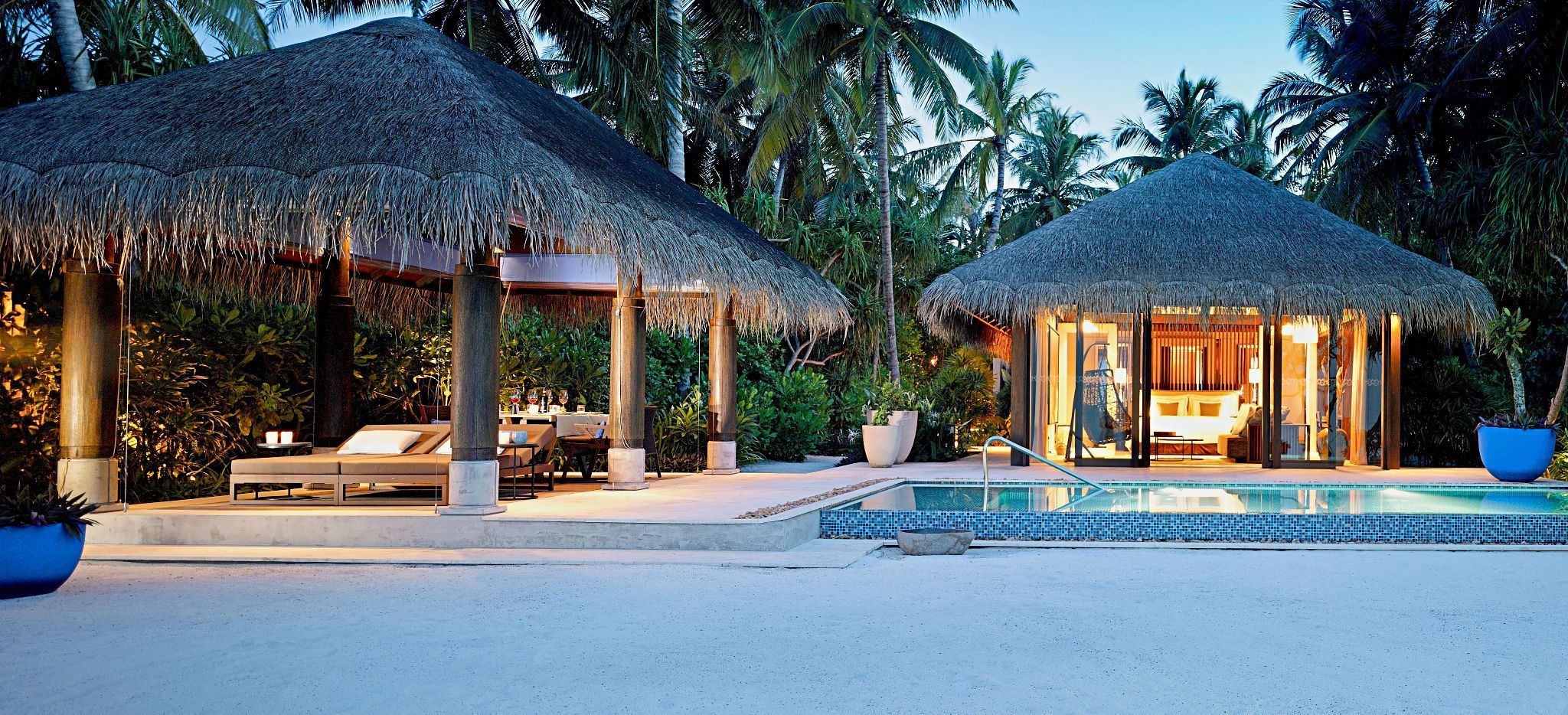Beach Pool Villa nachts im Hotel Velaa Private Island