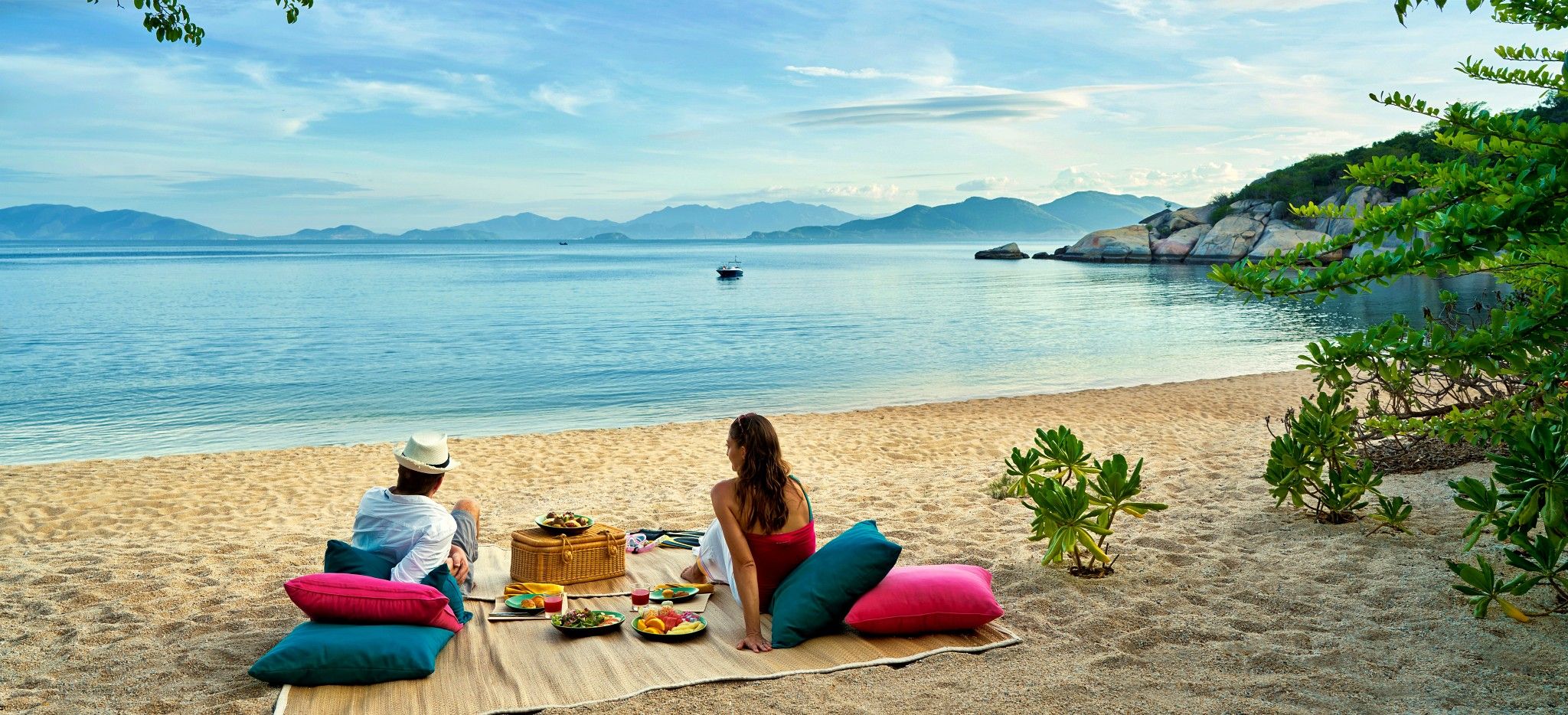 Ein Paar genießt ein Luxuriöses Picnic am Strand des Six Senses Ninh van Bay