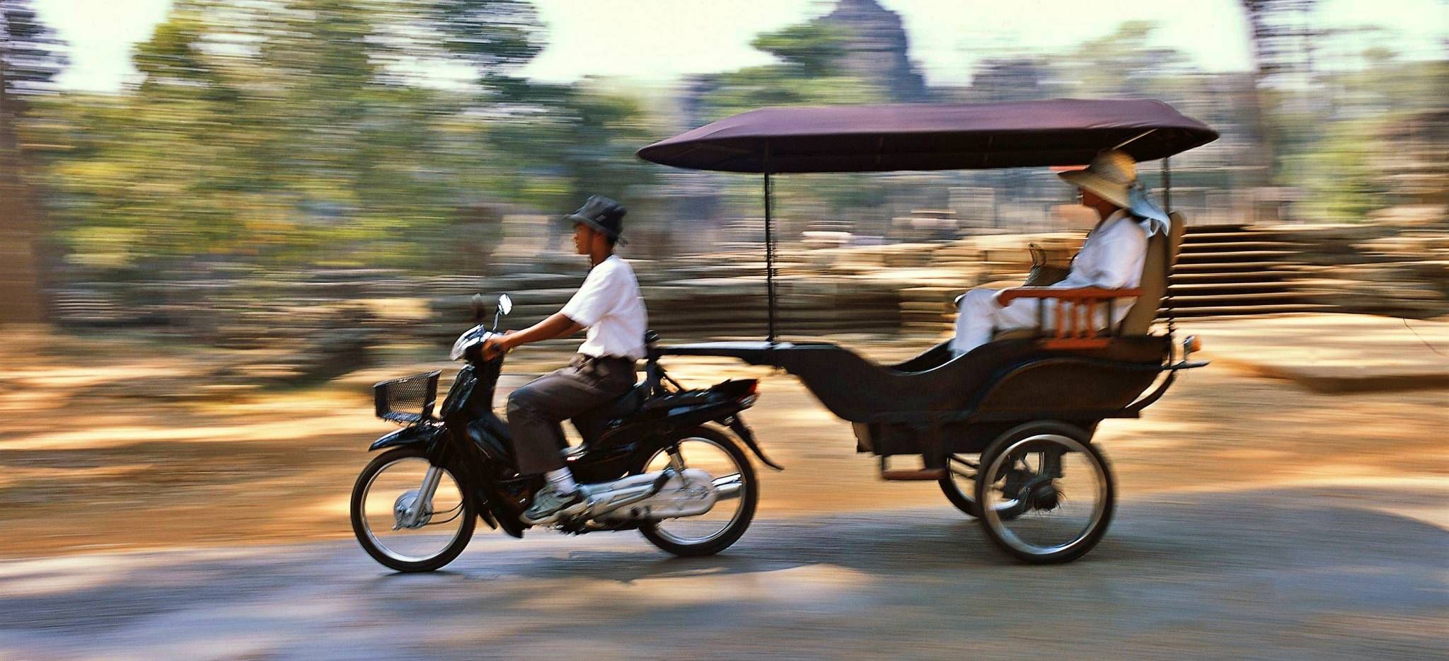 Motorradrikscha mit Kunden in Kambodscha