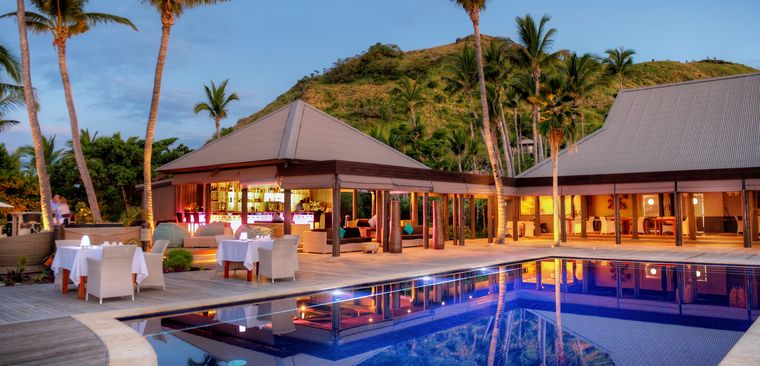 Dining Poolside bei Nacht im Hotel Vomo Fiji Island