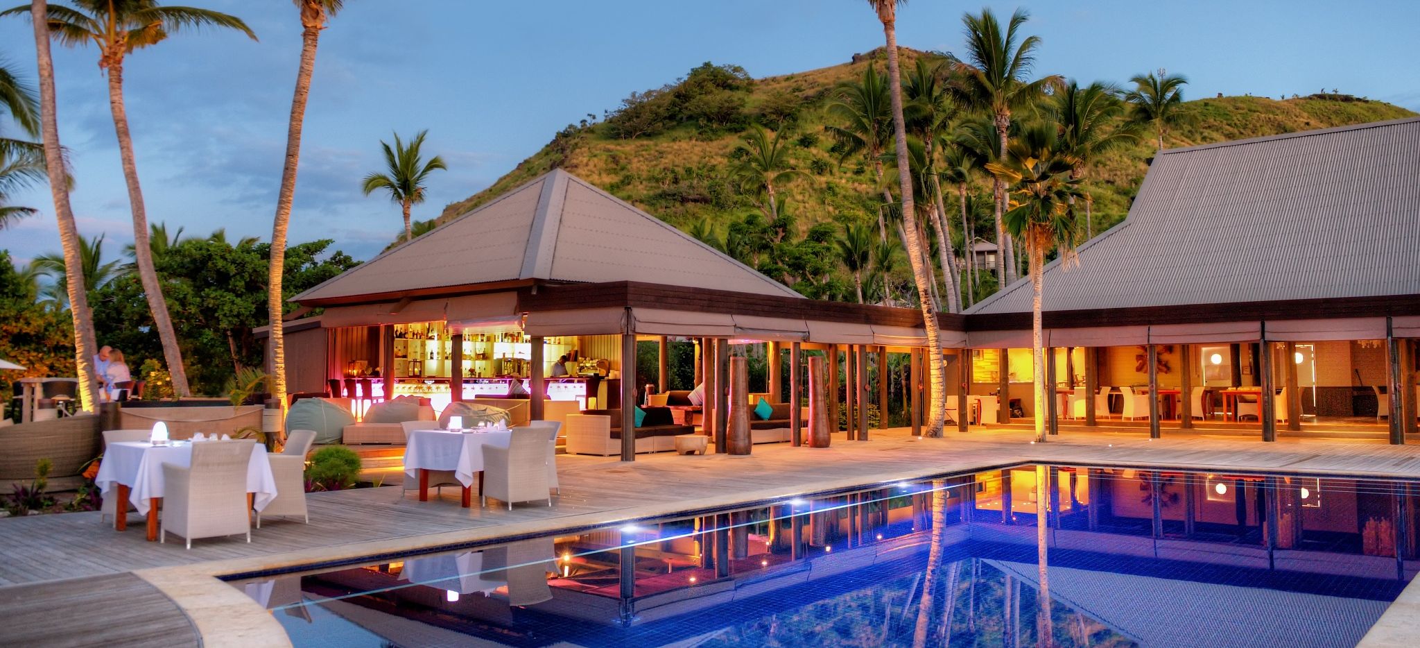 Dining Poolside bei Nacht im Hotel Vomo Fiji Island