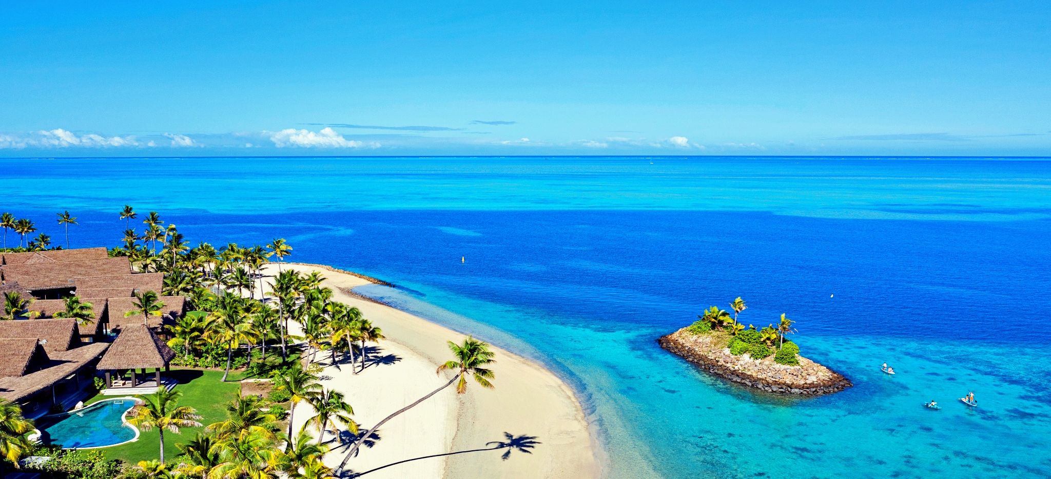 Luftaufnahme des Strandes und Meeres am Hotel Six Senses Fiji