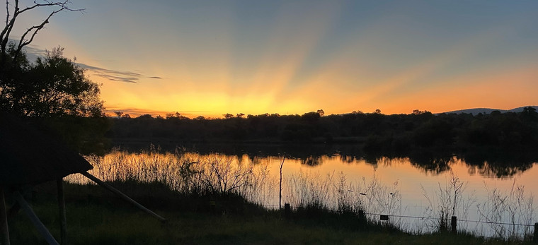 Ein Sonnenuntergang am Fluss im Mokaikai Private Reserve