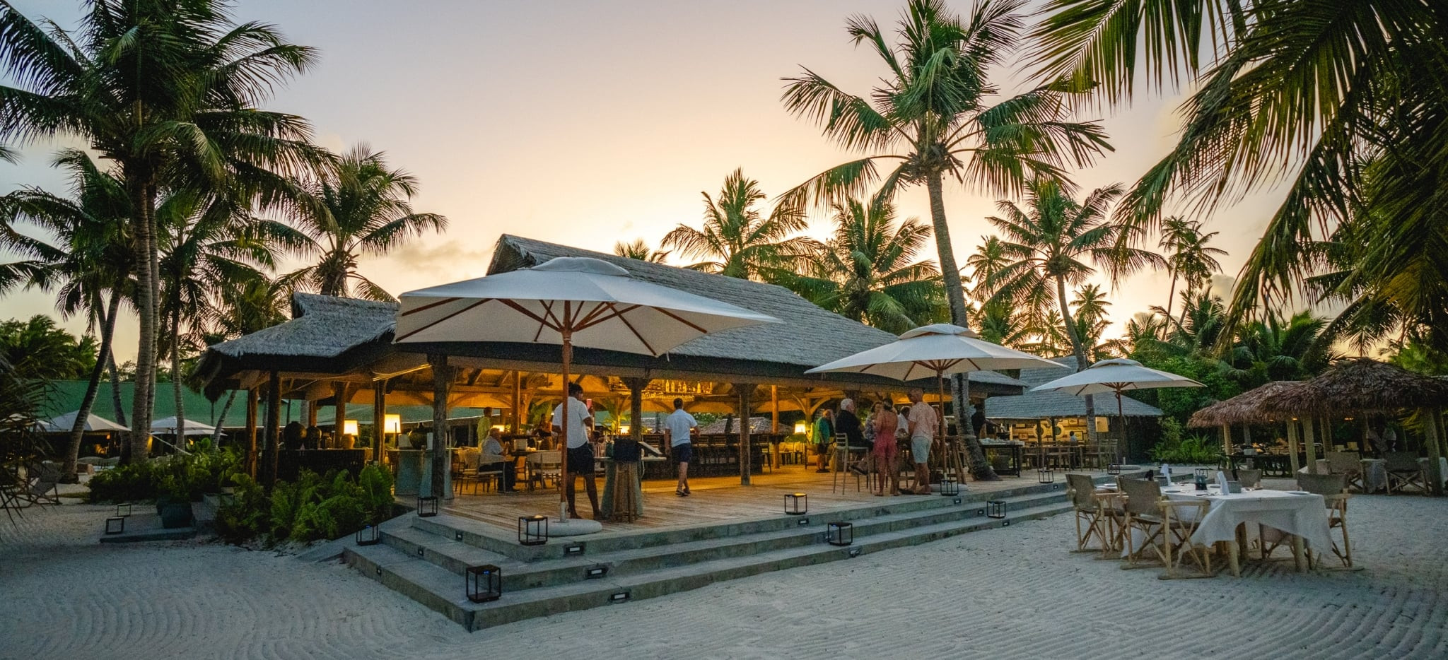 Eine Bar im Sand im Hotel Alphonse Island Resort