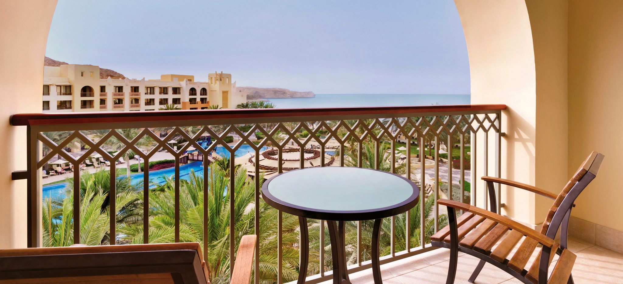 Der Balkon der One Bedroom Suite im Shangri-La Barr Al Jissah Al Bandar Resort nahe Maskat, Oman