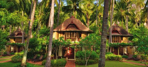 Drei asiatische Gebäude im Dschungel, im Hotel "Rayavadee", Thailand