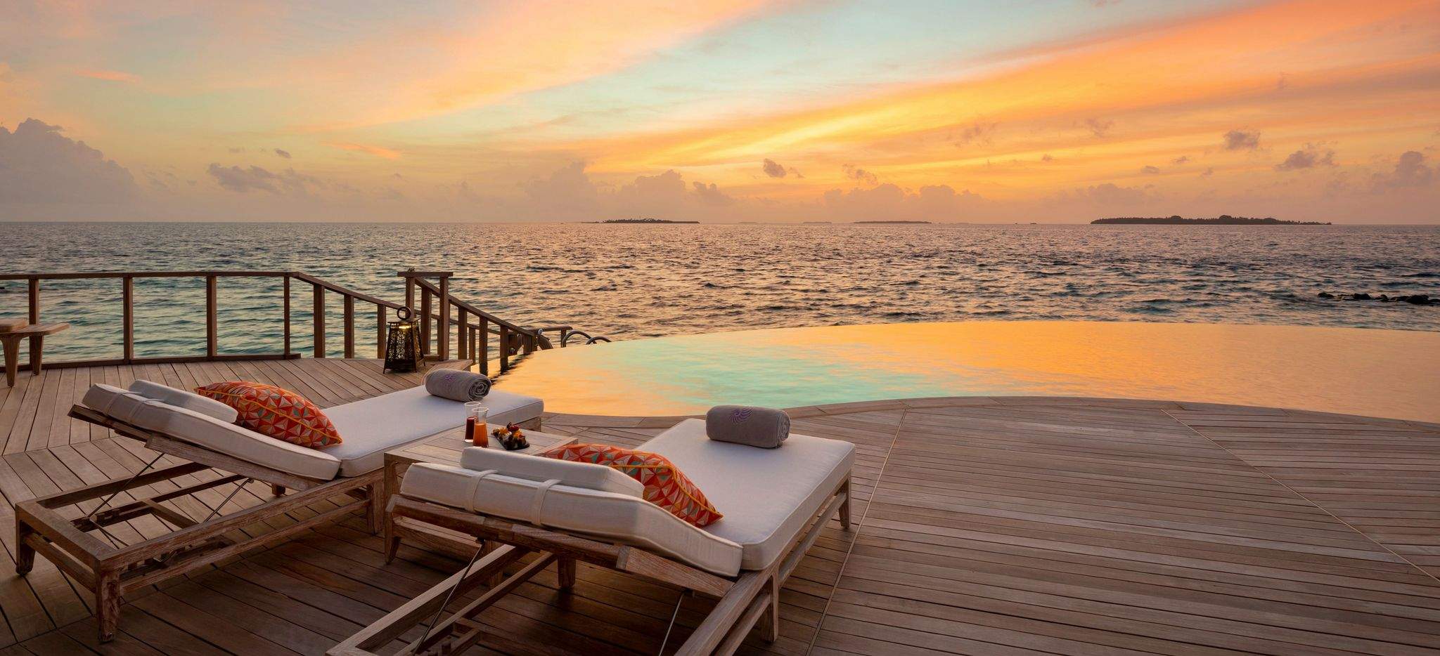 Privater Pool bei Sonnenuntergang, im Hotel Nautilus, Malediven