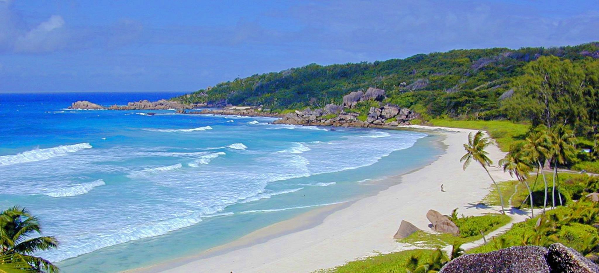 Luftaufnahme des Strandabschnitts der La Digue Island Lodge