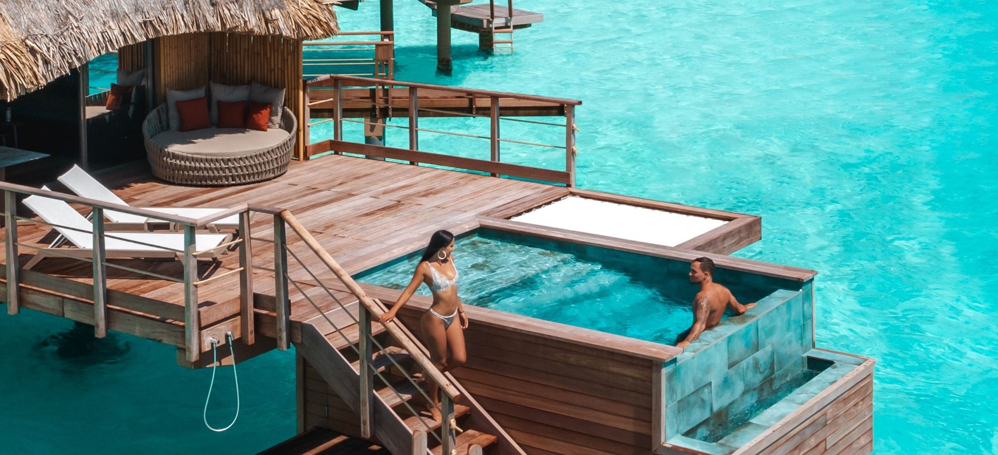 Paar im Außenbereich einer Villa des Le Bora Bora by Pearl Resorts