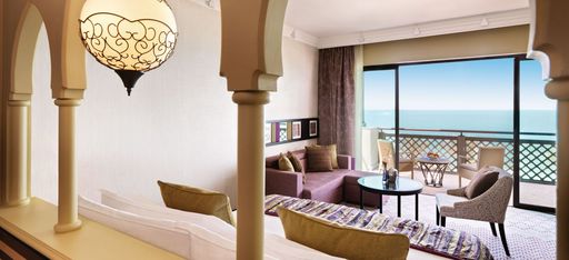 Blick auf das Meer aus dem Hotelzimmer "Ocean Deluxe Room" mit arabischer, heller Einrichtung im Hotel Madinat Jumeirah Mina A Salam