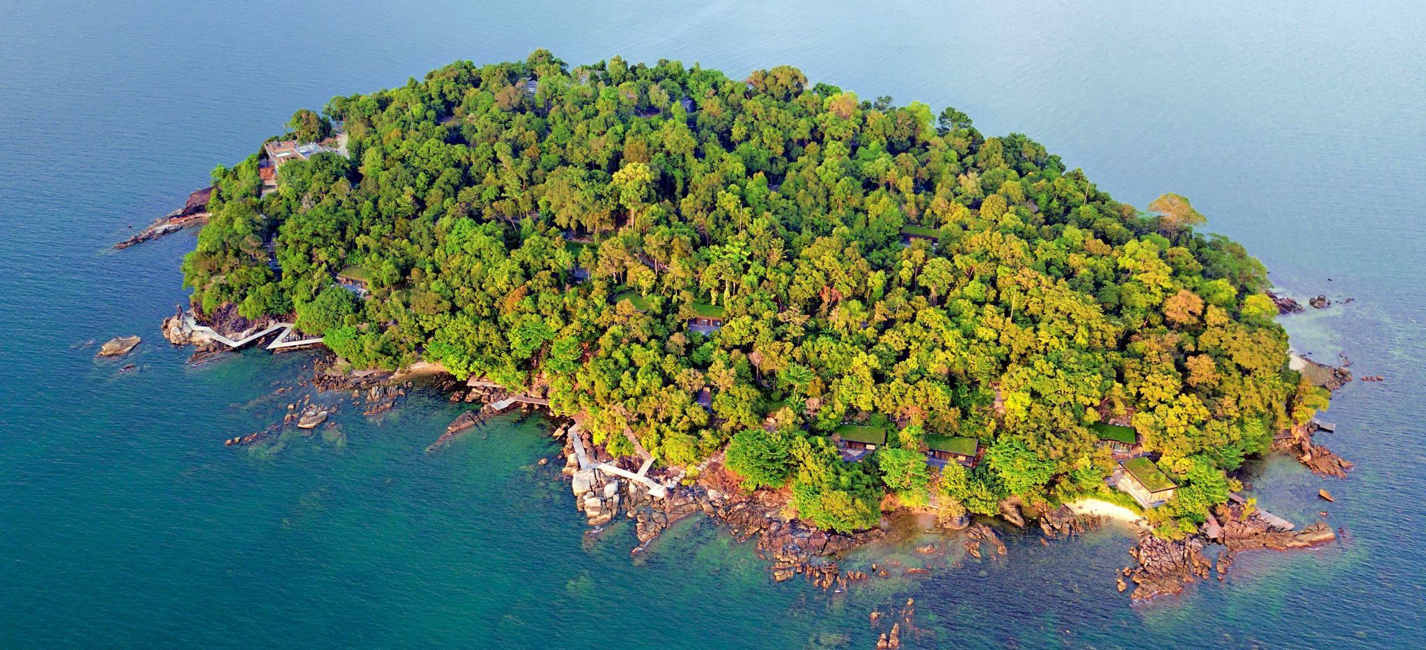 Luftaufnahme der mit Dschungel bewachsenen Insel Krabey Island