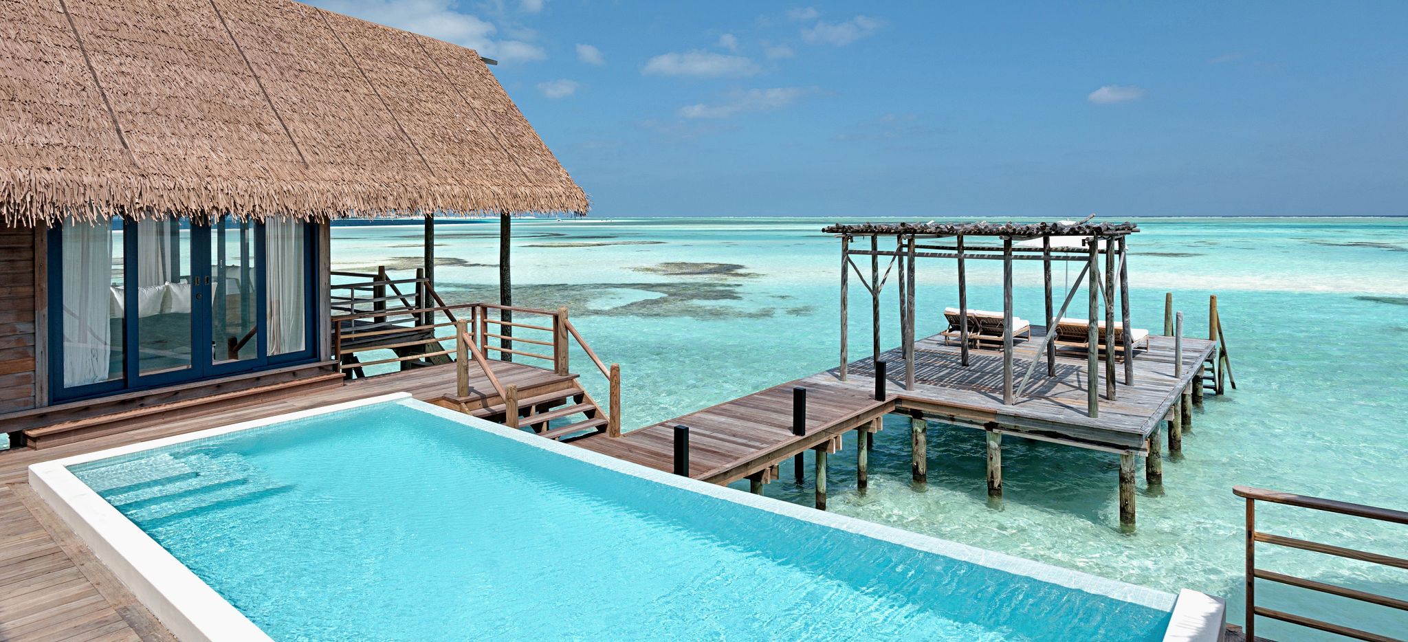 Terrasse und Pool einer Wasservilla im Hotel COMO Cocoa Island, Malediven
