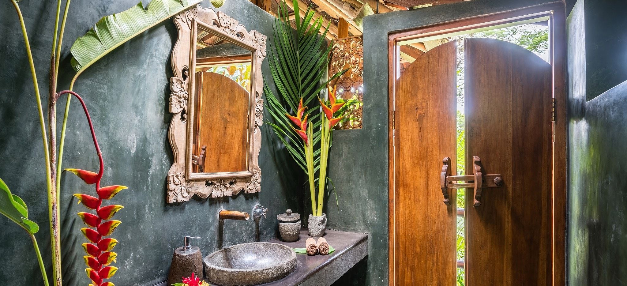 Badezimmer eines Spring Water Bungalow im Bali Eco Stay Hotel