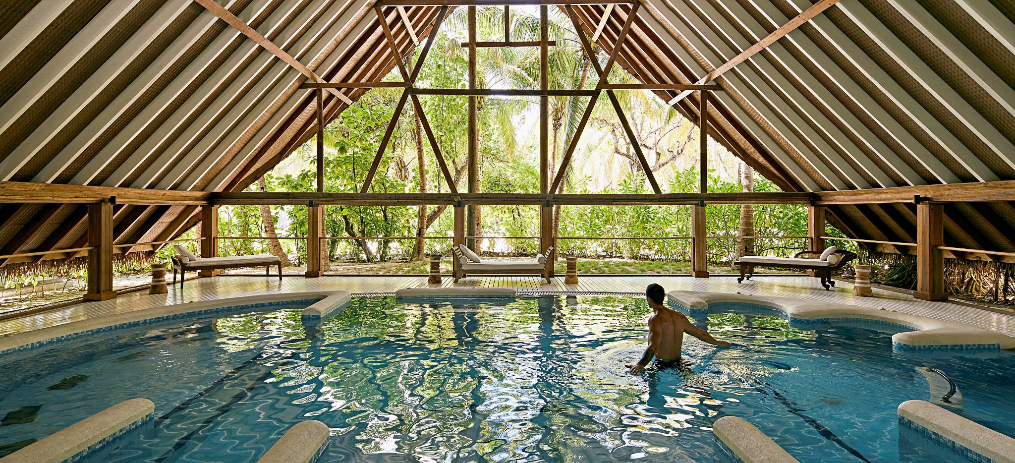 Pool unter einem freistehenden, Balinesisch gebautem Dach im Hotel COMO Cocoa Island, Malediven