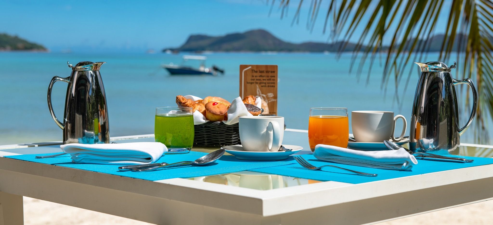 Ein Frühstück gedeckt am Strand, im Hotel l'Archipel auf den Seychellen