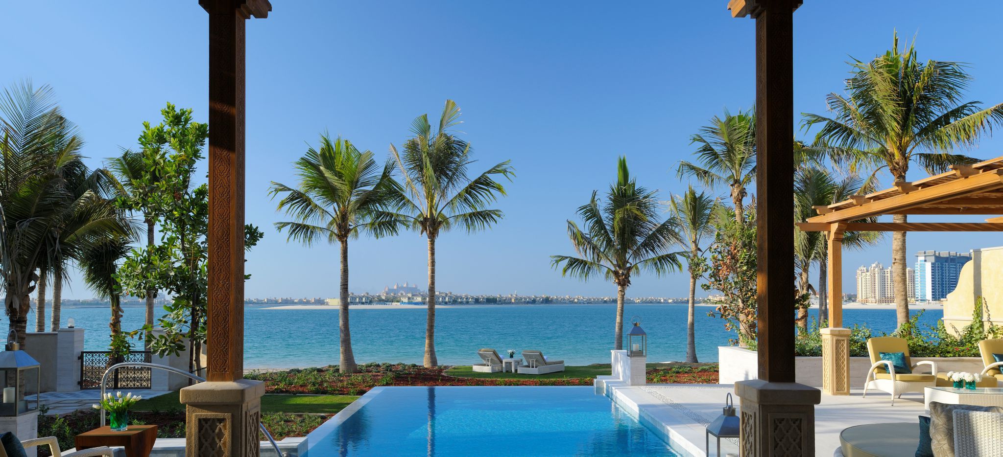 Blick auf das Meer von der "Pool Villa" aus. Blick über den Pool mit Palmen vor dem Strand