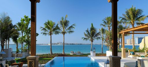 Blick auf das Meer von der "Pool Villa" aus. Blick über den Pool mit Palmen vor dem Strand