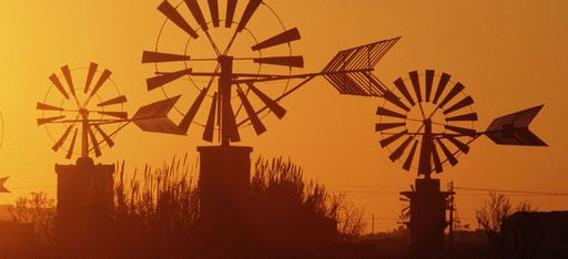 Windmühlen im Abendrot auf der spanischen Insel Mallorca