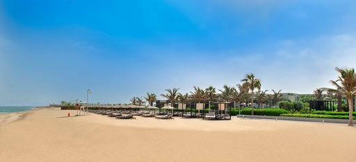 Ein orangener Strand mit Strandliegen, Oberoi al Zorah, Ajman