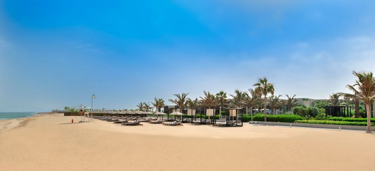 Ein orangener Strand mit Strandliegen, Oberoi al Zorah, Ajman