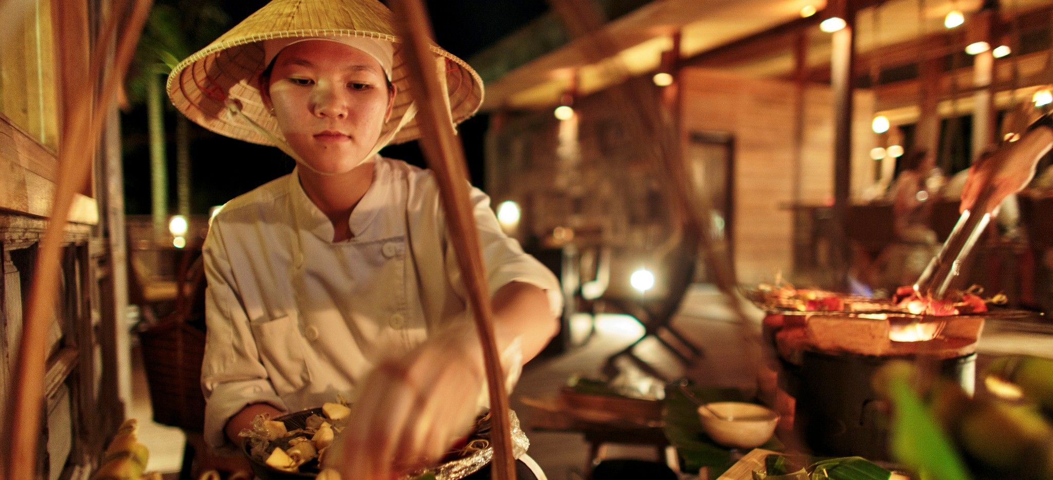 Eine Vietnamesische Köchin bereitet Speisen vor