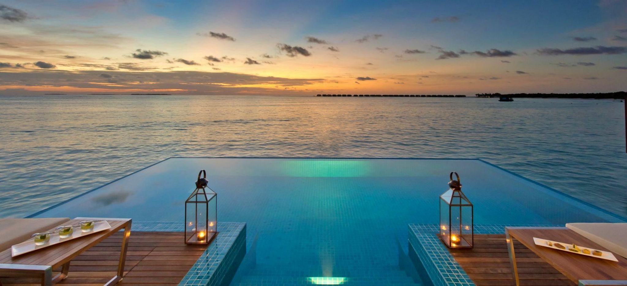 Ein Pool einer Wasservilla mit Blick auf das Meer