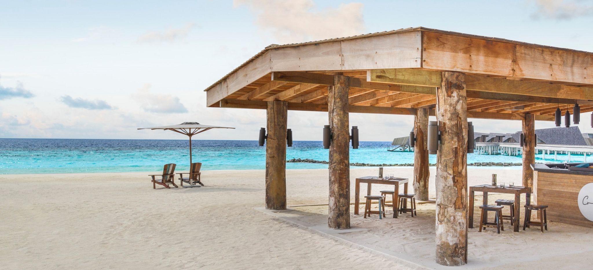 Strandrestaurant auf St. Regis Maldives Vommuli