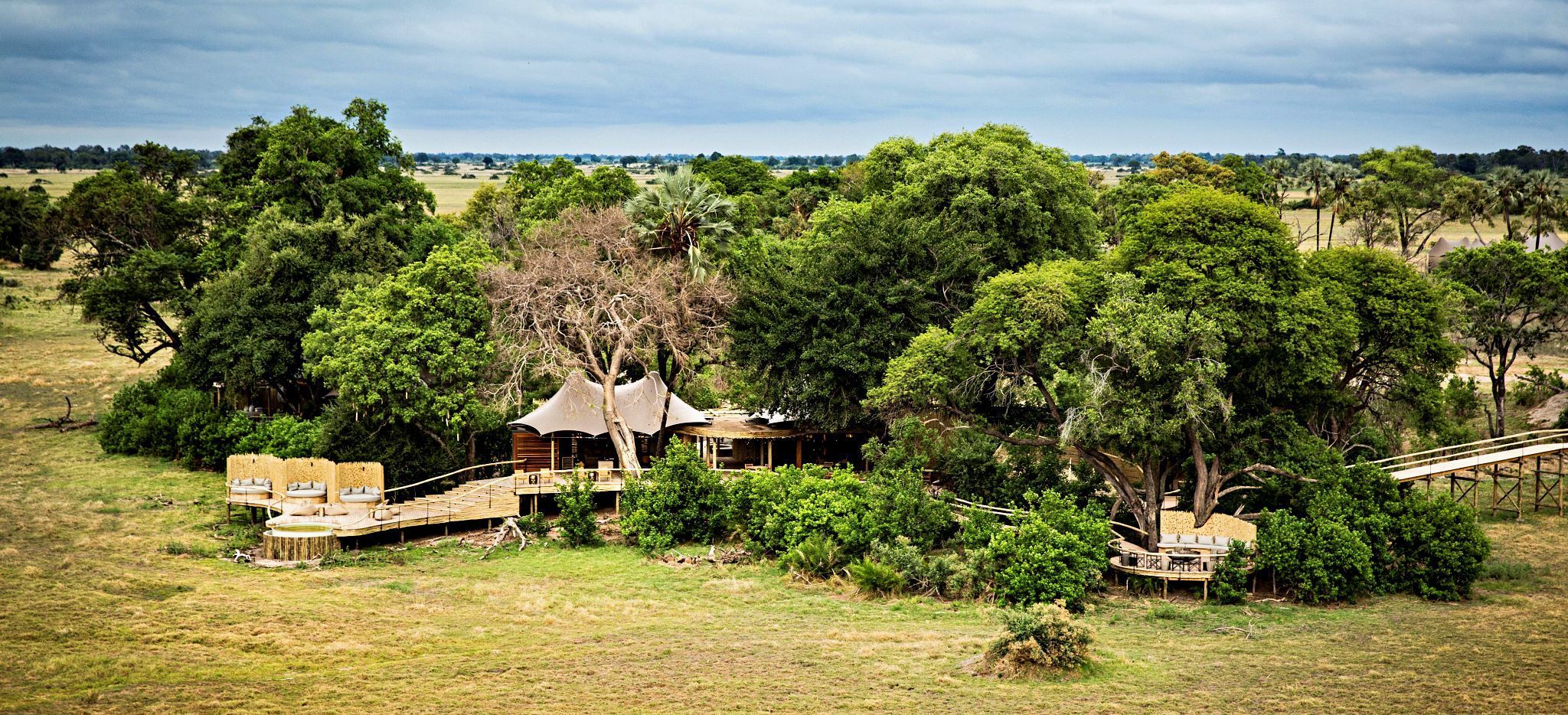 Luftaufnahme der Hotelanlage der Safari-Lodge "Little Mombo" in Botsuana