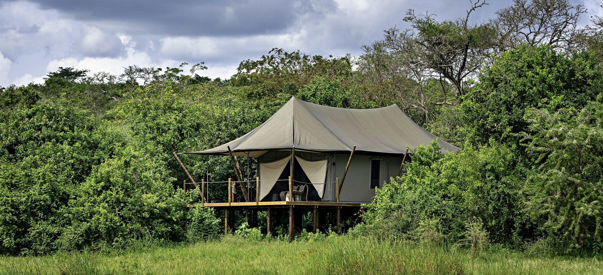 Ein Hotelzimmer mit Zeltstoffdach in der Wildnis von Ruanda, Magashi Camp