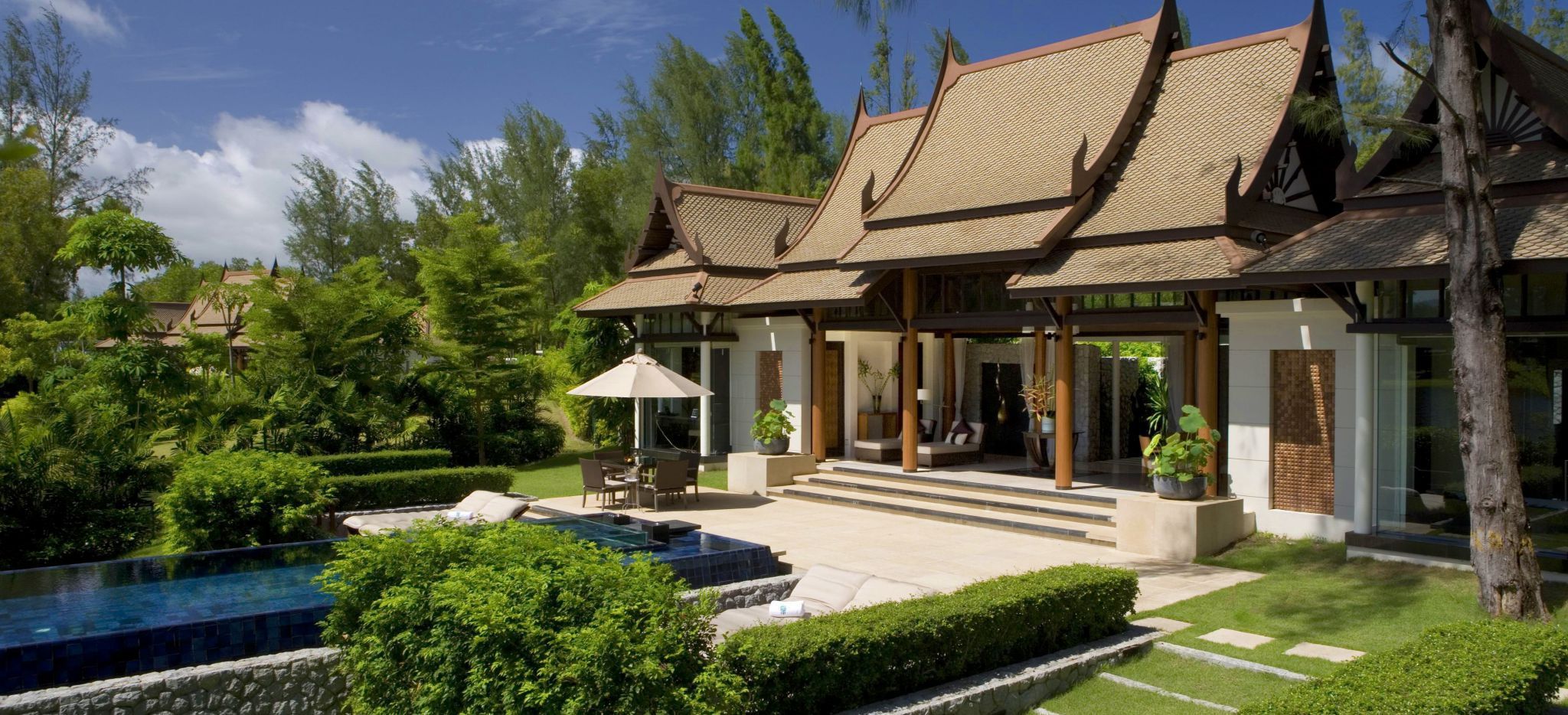 Eine Villa im Stil eines Thailändischen Tempels mit einem privaten Pool auf der Terrasse