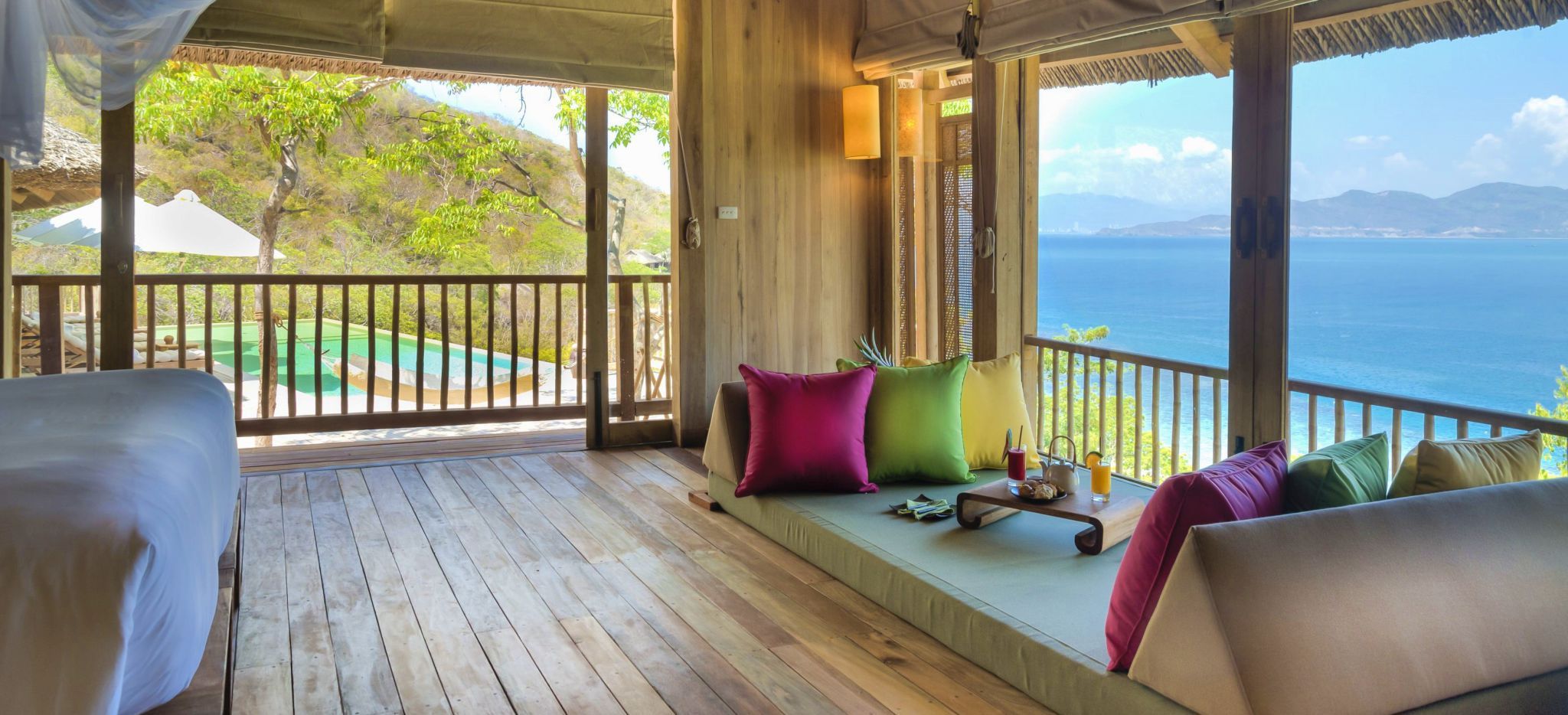 Ein ganz umglastes Schlafzimmer mit Blick auf die "Ninh Van" Bucht in Vietnam