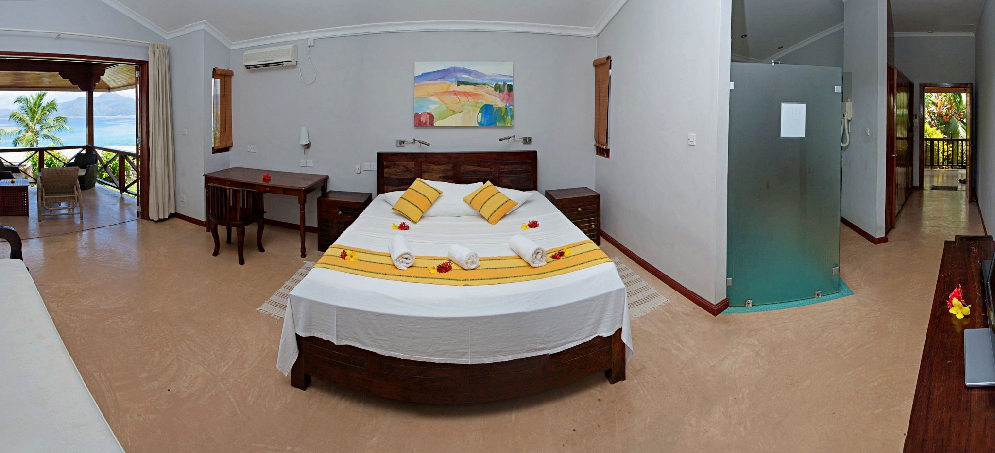 Panoramabild der Innenansicht eines Premier Rooms