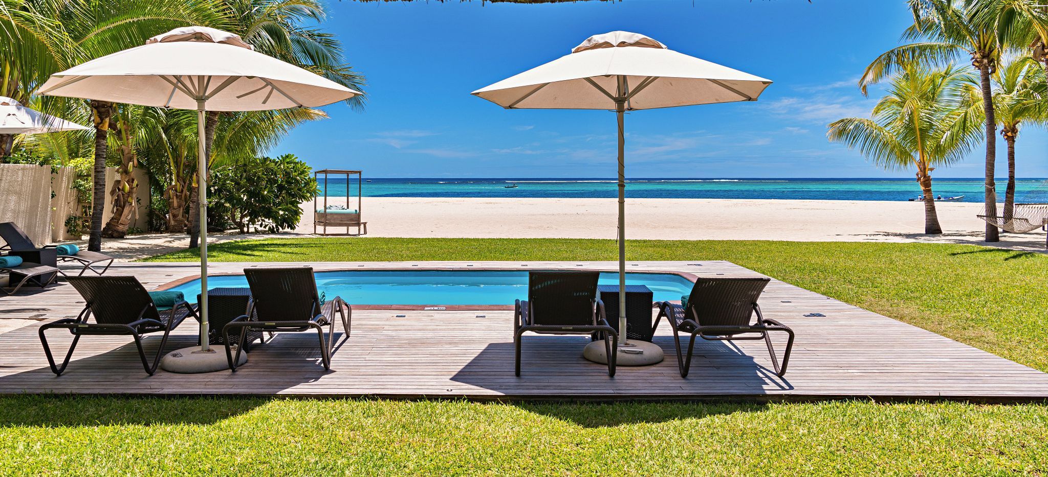 Strandliegen an einem privatem Pool im Hotel Beachcomber Dinarobin, Mauritius
