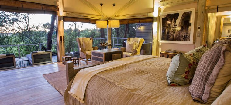 Ein Schlafzimmer in einem Luxuriösen Zelt im Okavango Delta, Botwana. Im Hotel Abu Camp.