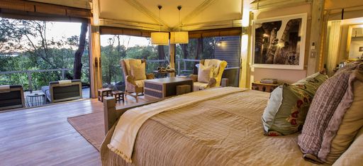 Ein Schlafzimmer in einem Luxuriösen Zelt im Okavango Delta, Botwana. Im Hotel Abu Camp.