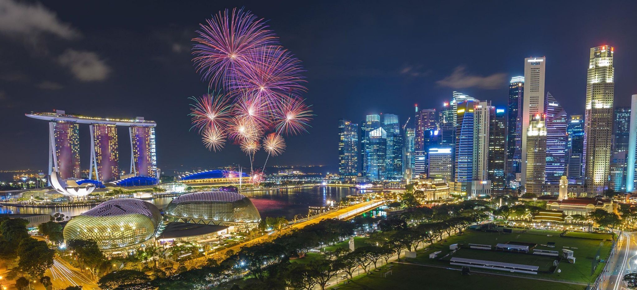 Feuerwerk über der Skyline von Singapur