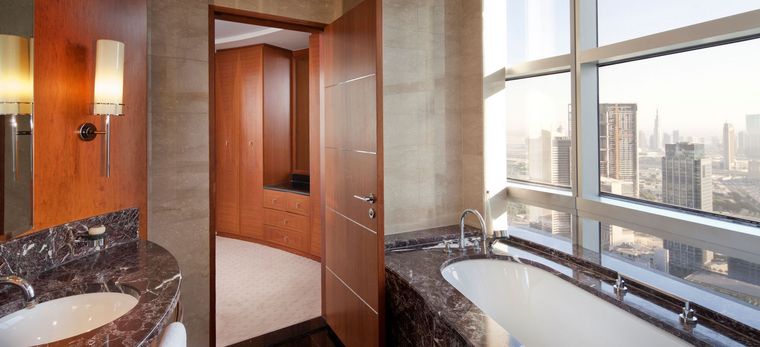 Badezimmer des Hotelzimmers "Club Suite" mit Blick auf die Innenstadt von Dubai