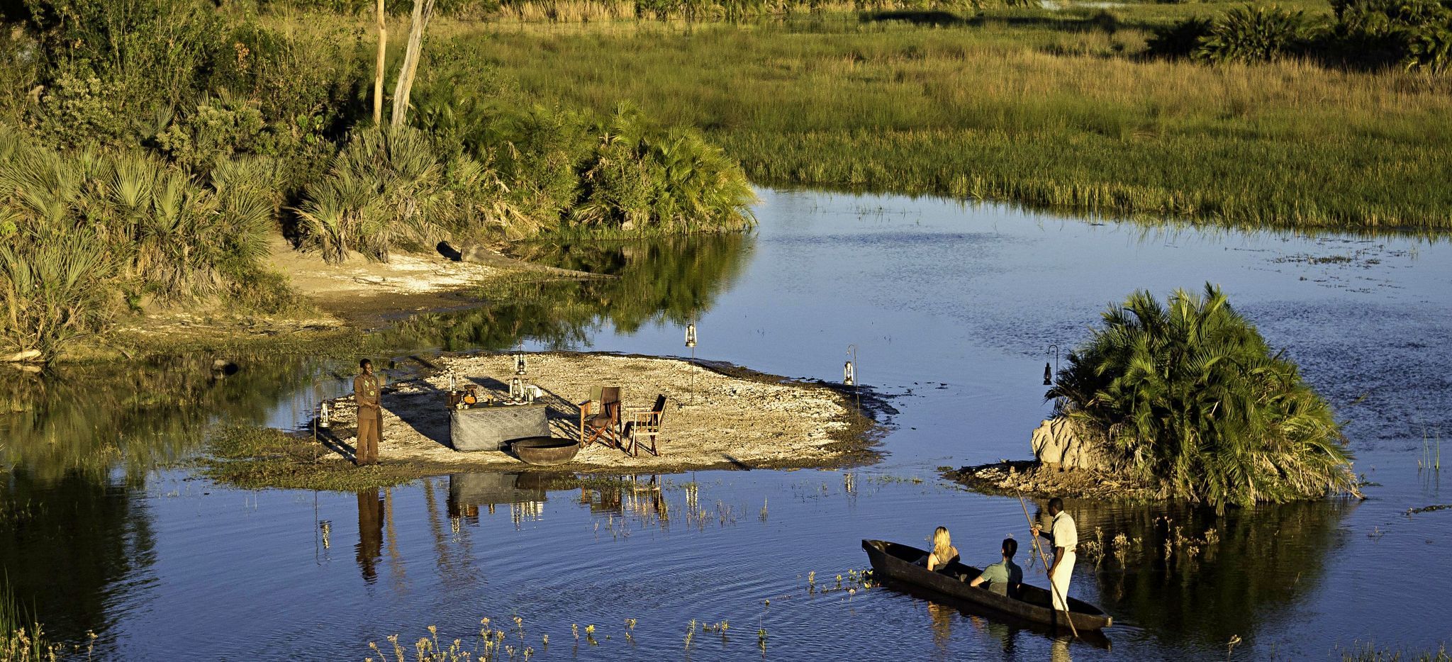 Vorbereitungen für ein Picknick auf einer kleinen Insel im Okavango Delta, Botsuana