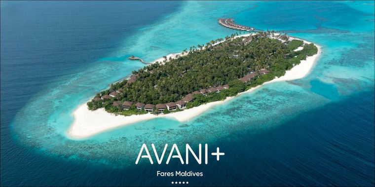 Das Insel-Resort Avani+ Fares Maldives aus dem Programm von Trauminsel Reisen in einer Dronenaufnahme