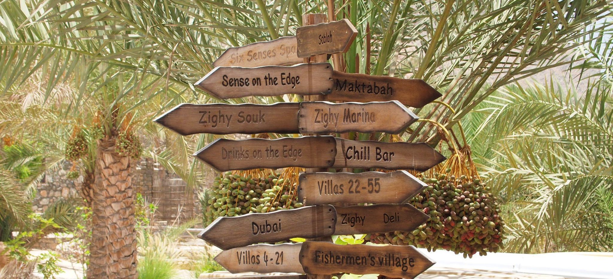 Hölzerne Schilder im Dattelwald des "Six Senses Zighy Bay" im Oman