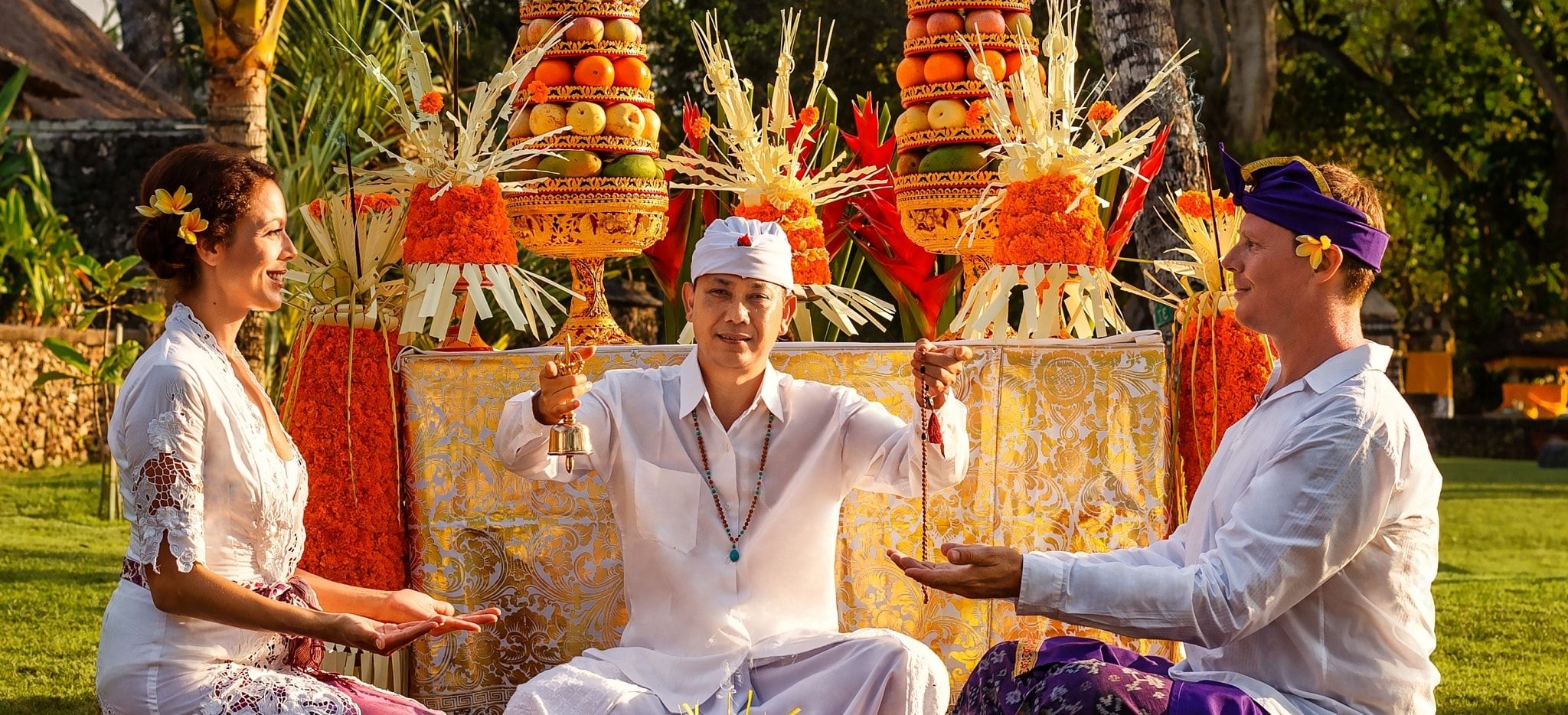 Ein Paar legt die Ehegelübte mit einem Balinesisch-Hinduistischen Priester in einer Zeremonie des Hotels Oberoi Bali erneut ab