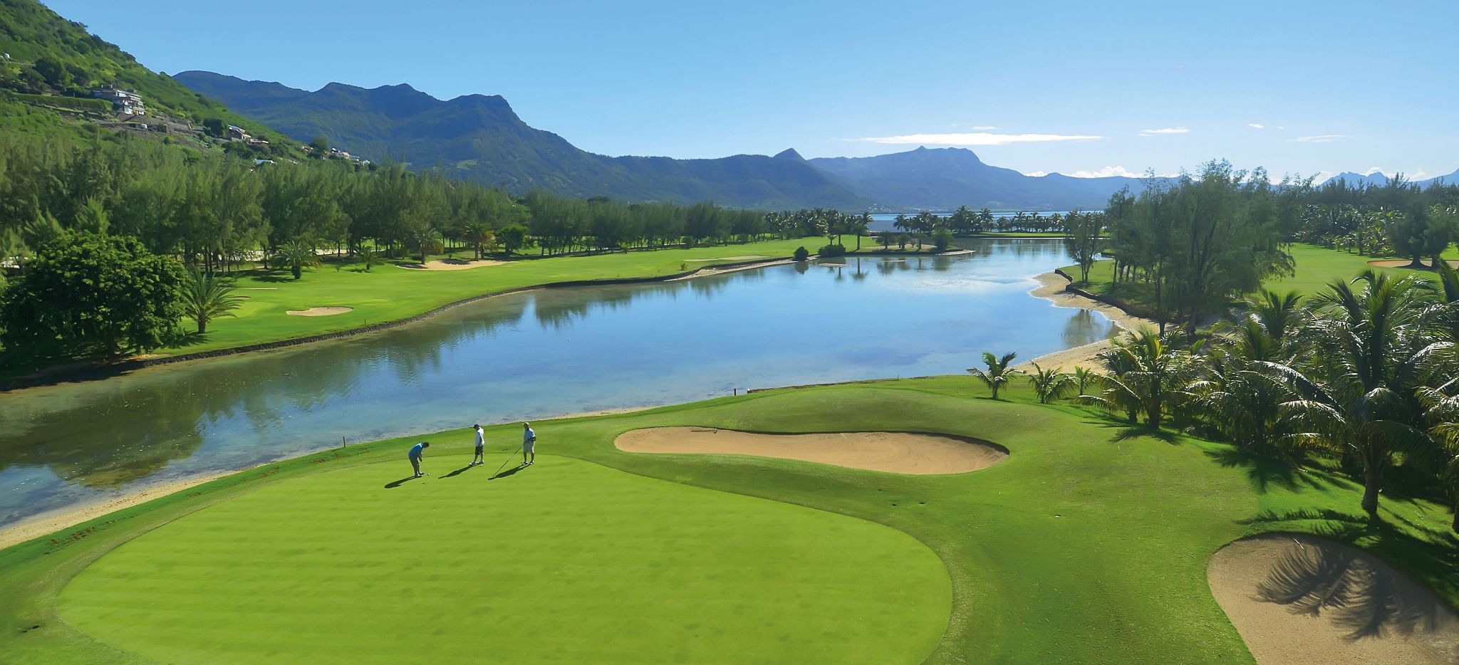 Golfplatz mit großem See, Mauritius
