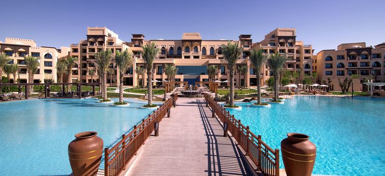 Blick auf den Jetty über den Pool des Saadyat Rotana Hotel. Das Hotel im Hintergrund.