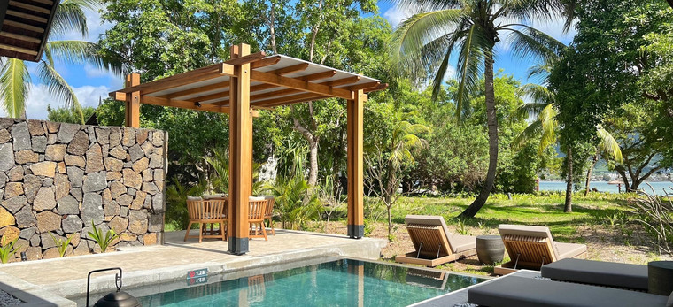 Der Private Pool eines Hotelzimmers der Kategorie Beachfront Pool Villa im Hotel Maradiva auf Mauritius
