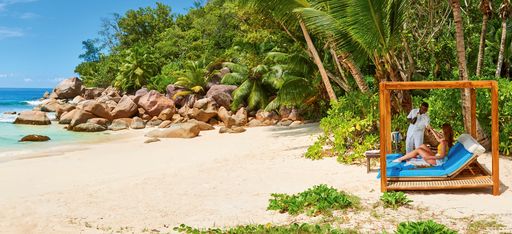 Eine Dame bekommt einen Drink gereicht, Petite Anse Kerlan, Praslin