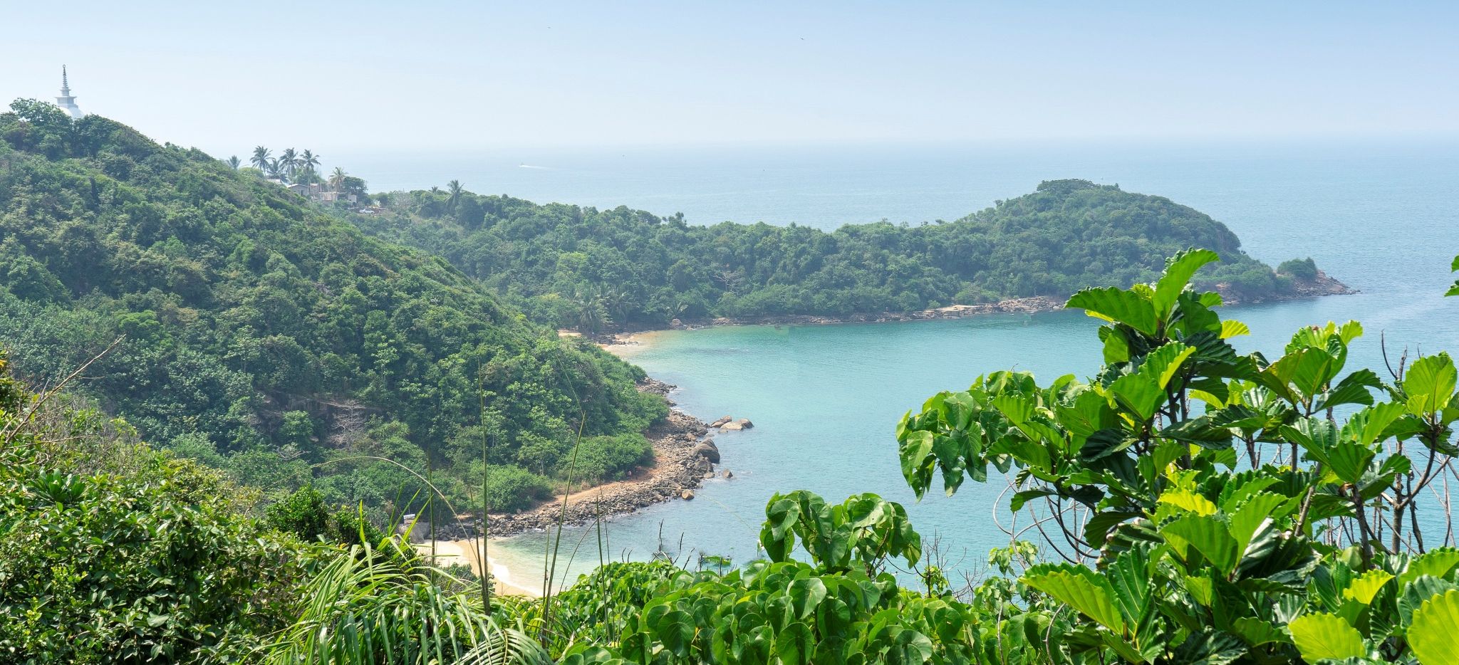 Strand und Dschungel in der Nähe des Haritha Villas Hotel