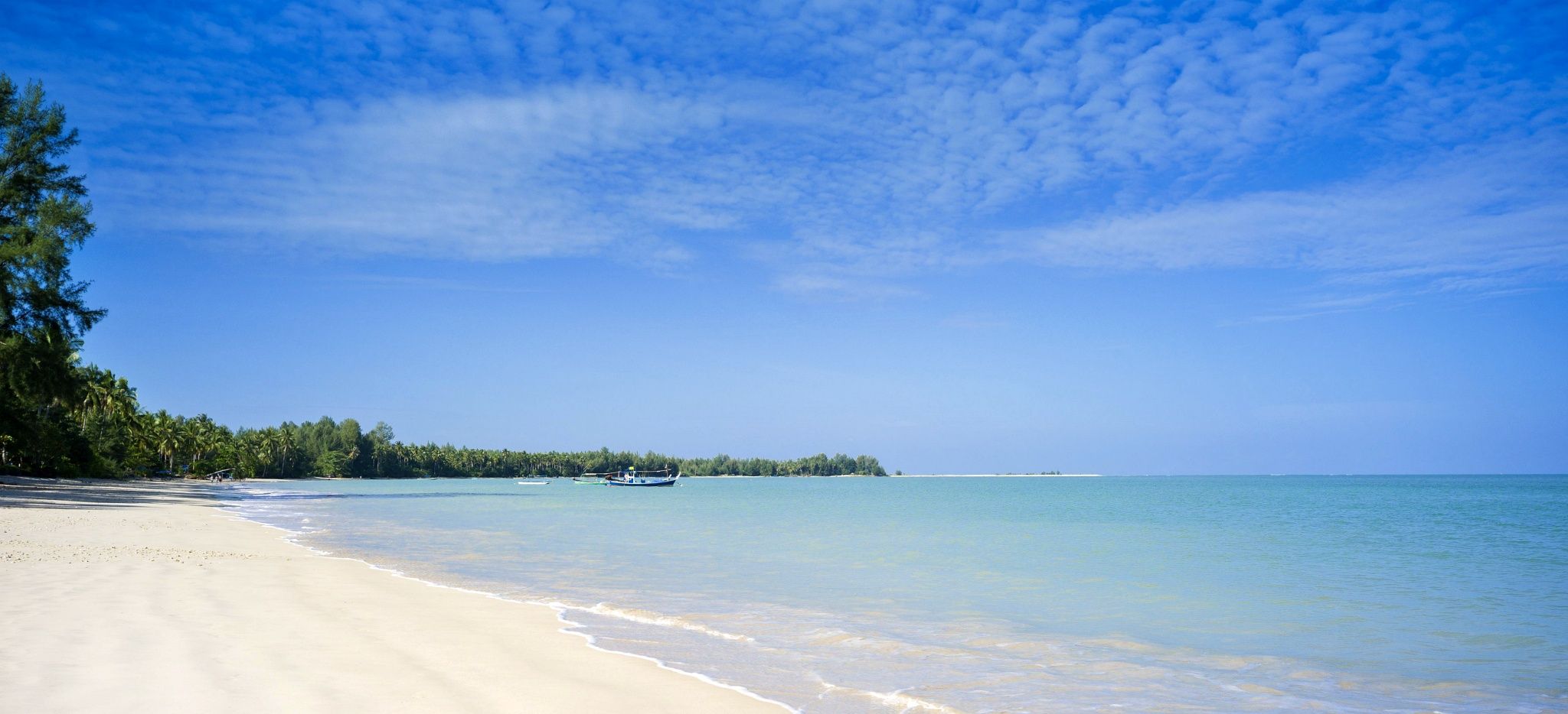 Der Strand des "The Sarojin", weißer Sandstrand an einem türkisblauen Meer