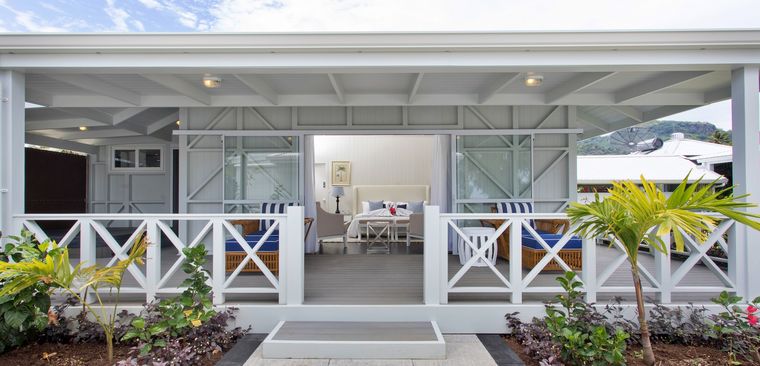 Außensicht des Waterfoot House mit Blick auf Terrasse und die Master Suite